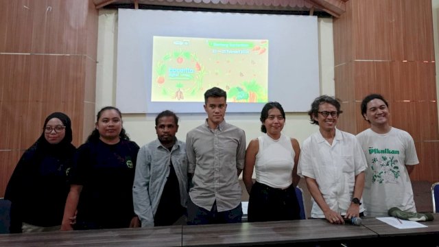 Direktur Rumata' ArtSpace Riri Reza (kedua kanan) bersama Mentor Bacarita Digital Volume II dan para peserta (masing-masing ketiga kiri) saat berfoto bersama usai melakukan prescon, di Front Roterdam Makassar, Sabtu, (24/02/2024). (Dok: Chaerani/Republiknews.co.id)