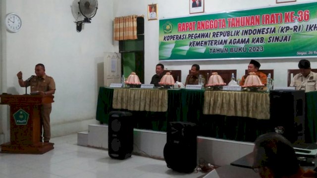 Pj Bupati Sinjai, T.R. Fahsul Falah Saat Memberikan Sambutan Di Acara RAT KP-RI Ikhlas. (ist).