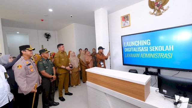 Bupati Gowa Adnan Purichta Ichsan saat meresmikan layanan Digitalisasi Sekolah, di sela-sela peresmian kantor baru Disdik Gowa, di Jalan Tumanurung, Kecamatan Somba Opu, Senin, (26/02/2024). (Dok. Humas Gowa)