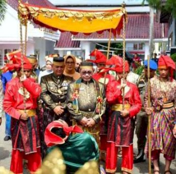 Hadiri Hari Jadi Sinjai ke-460, Ichsan Mustari Disabut Tarian Padduppa
