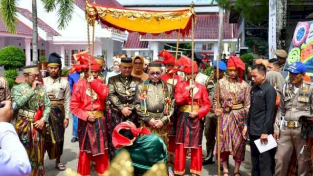 Asisten II Bidang Ekonomi Pembangunan dan Kesejahteraan Pemprov Sulsel, dr. Muhammad Ichsan, saat disambut di Rumah Jabatan Bupati Sinjai untuk menghadiri Puncak HJS ke-460, Selasa (27/02/2024). (Istimewa)