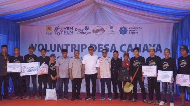 PT PLN (Persero) melalui Yayasan Baitul Maal (YBM) PLN Unit Pelaksana Pelayanan Pelanggan (UP3) Bulukumba saat meresmikan Program Desa Cahaya di Desa Kahayya, Bulukumba, Kamis (22/2/2024). (Foto: Istimewa)