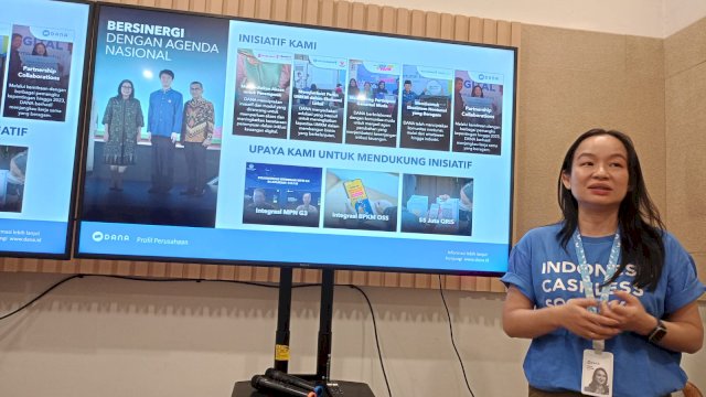 Head of Communications DANA Indonesia Sharon Issabella saat memberikan penjelasan terkait peningkatan bisnisnya di Sela-sela Pertemuan Media, di Coco Space Makassar, Kamis, (29/02/2024). (Dok. Chaerani/Republiknews.co.id)