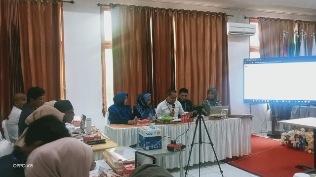 Ketua PPK Kecamatan Bulupoddo Saat Membacakan Catatan Kejadian Saat Rekapitulasi di Tingkat Kecamatan (ist)