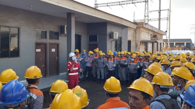 PT Huadi Nickel Alloy Indonesia menggelar briefing akbar guna menyambut bulan Keselamatan Kesehatan Kerja (K3) nasional yang dirangkaikan dengan simulasi penggunaan APAR. (Foto: Istimewa)