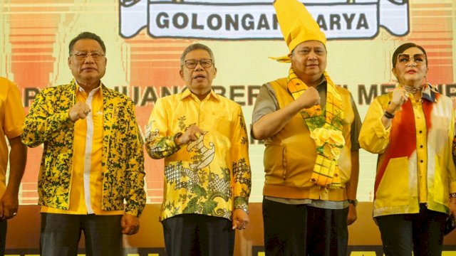 Ketua DPD I Golkar Sulsel, Taufan Pawe bersama Ketua Umum Partai Golkar, Airlangga Hartarto di acara Konsolidasi Internal Pemenangan Partai Golkar Indonesia Timur di Hotel Claro, Jalan AP Pettarani, Makassar, Kamis (1/2/2024). (Foto: Istimewa)