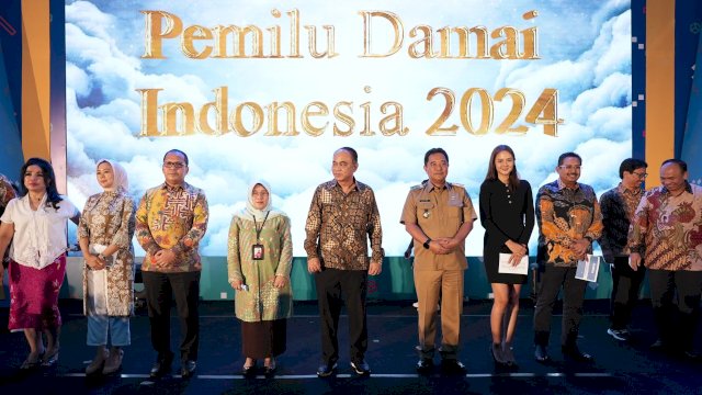 Menteri Komunikasi dan Informatika, Budi Aria Setiadi bersama Pj Gubernur Sulsel, Bahtiar Baharuddin dan Wali Kota Makassar, Moh Ramdhan Pomanto melakukan Deklarasi Pemilu Damai di Kota Makassar, Kamis (1/2/2024). (Foto: Istimewa)