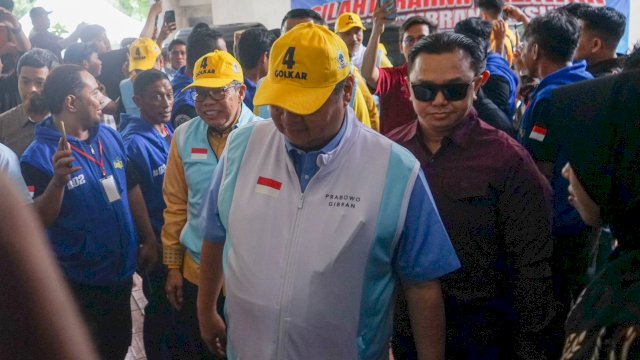 Ketua DPD I Golkar Sulsel, Taufan Pawe mendampingi Ketua Umum Partai Golkar, Airlangga Hartarto saat menghadiri temu relawan Prabowo-Gibran se Sulsel di GOR Sudiang, Makassar, Jumat (2/2/2024). (Foto: Istimewa)