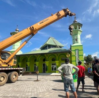 Bantu Pemasangan Kubah Masjid, Kades Borongloe Bantaeng Apresiasi Huadi Group