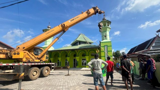 Proses pemasangan kubah Masjid Jami Rahmat yang terletak di Desa Borongloe, Kecamatan Pajukukang, Kabupaten Bantaeng, Jumat (2/2/2024). (Foto: Istimewa)