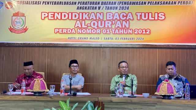 Anggota DPRD Makassar, Muchlis Misbah saat menyosialisasikan Perda Nomor 1 Tahun 2012 tentang Pendidikan Baca Tulis Al-Qur'an di Hotel Grand Maleo Makassar, Jalan Pelita Raya, Makassar, Sabtu (3/2/2024). (Foto: Istimewa)