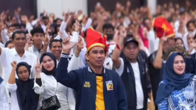 Caleg DPR RI Partai NasDem dari Dapil Sulsel I, Rudianto Lallo saat mengukuhkan 1.222 orang relawan Spartan Anak Rakyat Gowa di Hotel Claro, Jalan AP Pettarani, Makassar, Sabtu (3/2/2024). (Foto: Istimewa)