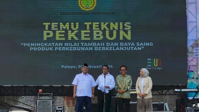 Akademisi sekaligus politisi Tanah Luwu, Aisyah Tiar Arsyad bersama Menteri Pertanian, Andi Amran Sulaiman dalam pertemuan dengan petani di Lapangan Pancasila, Palopo, Sabtu (3/2/2024). (Foto: Istimewa)