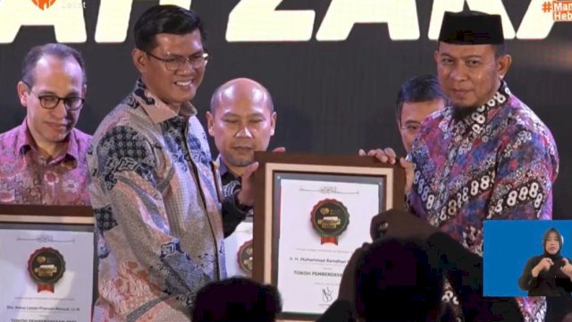 Wali Kota Makassar, Moh Ramdhan Pomanto diwakili oleh Kabag Kesra Makassar, Mohammad Syarief menerima penghargaan Tokoh Pemberdayaan 2023 dari Rumah Zakat. (Foto: Istimewa)