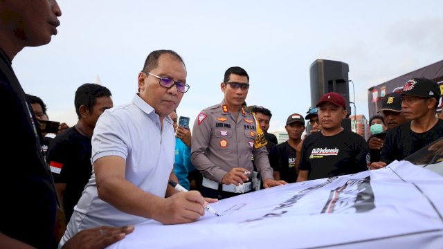 Wali Kota Makassar, Moh Ramdhan Pomanto mendeklarasikan Pemilu Damai dan Berkualitas 2024 bersama Driver Lintas Daerah (DLD) Indonesia di Tugu MNEK CPI, Makassar, Sabtu (3/2/2024). (Foto: Istimewa)