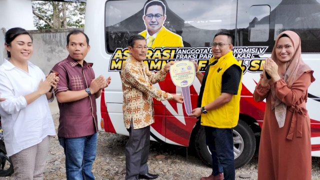 Anggota Komisi V DPR RI dari Fraksi Golkar, Muhammad Fauzi saat menyerahkan satu unit bus operasional kepada Yayasan Kesehatan Gereja Toraja, Sabtu (3/2/2024). (Foto: Istimewa)