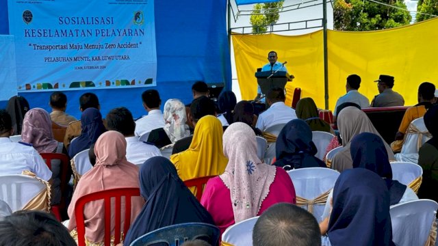 Anggota Komisi V DPR RI, Muhammad Fauzi saat menghadiri Sosialisasi Keselamatan Pelayaran yang dilaksanakan Kementerian Perhubungan di Pelabuhan Munte, Luwu Utara, Senin (5/2/2024). (Foto: Istimewa)