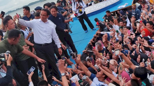 Calon Presiden RI nomor urut 01, Anies Rasyid Baswedan saat menyapa relawan dan simpatisannya dalam acara Konsolidasi Akbar Partai NasDem Sulsel di Lapangan NasDem, Jalan Bau Massepe, Lumpue, Kecamatan Bacukiki, Parepare, Selasa (6/2/2024). (Foto: Istimewa)