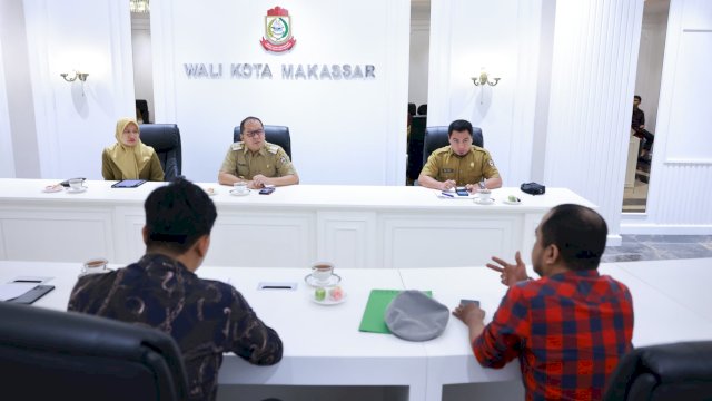 YLBHI LBH Makassar saat melakukan audiens bersama Wali Kota Makassar, Moh Ramdhan Pomanto di Balai Kota Makassar, Selasa (6/2/2024). (Foto: Istimewa)