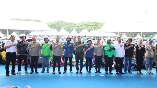 Suasana kegiatan Bakti Sosial dan Bakti Kesehatan Pemilu Damai untuk Indonesia Maju yang berlangsung di Tribun Lapangan Karebosi, Makassar, Rabu (7/2/2024). (Foto: Istimewa)