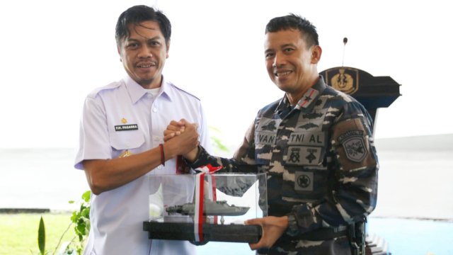 Pj Sekda Kota Makassar, Firman Hamid Pagarra saat menyambut kedatangan armada baru untuk menjaga perairan laut Makassar dan sekitarnya di Dermaga Layang, Mako Lantamal VI Makassar, Rabu (7/2/2024). (Foto: Istimewa)