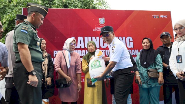 Wali Kota Makassar, Moh Ramdhan Pomanto melepas pendistribusian cadangan beras pemerintah untuk bantuan pangan 2024 di Kota Makassar, Rabu (7/2/2024). (Foto: Istimewa)