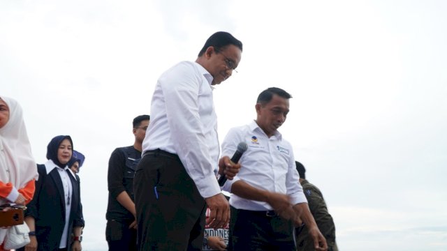 Ketua TPD AMIN Sulsel, Syaharuddin Alrif (kanan) saat mendampingi Anies Baswedan dalam kampanye akbar di Lapangan NasDem, Parepare, Selasa (6/2/2024). (Foto: Istimewa)