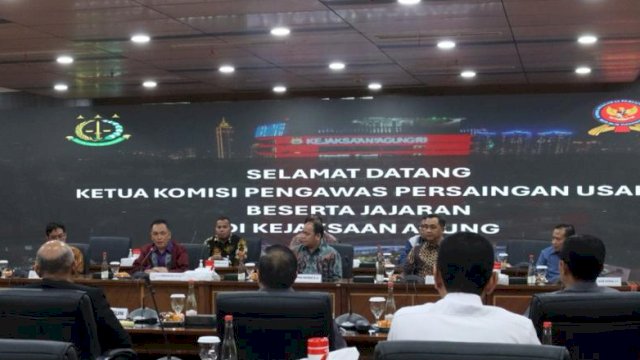 Ketua KPPU M. Fanshrullah Asa saat melakukan kunjungan kerja bersama Jaksa Agung STBurhanuddin, di Gedung Kejaksaan Agung, kemarin. (Dok. KPPU)