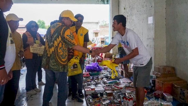 Caleg DPR RI Partai Golkar Dapil Sulsel II, Taufan Pawe (TP) saat menyapa pedagang dan pengunjung Pasar Pakkae dan Pasar Takkalasi, Kabupaten Barru, Rabu (7/2/2024). (Foto: Istimewa)