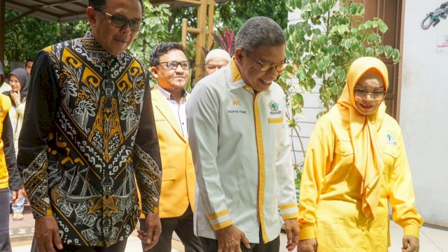 Mantan Gubernur Sulsel, Nurdin Abdullah bersama Ketua DPD I Golkar Sulsel, Taufan Pawe saat acara Bimtek Saksi TPS DPD II Golkar Bantaeng di rumah pribadi NA di Bantaeng, Kamis (8/2/2024). (Foto: Istimewa)