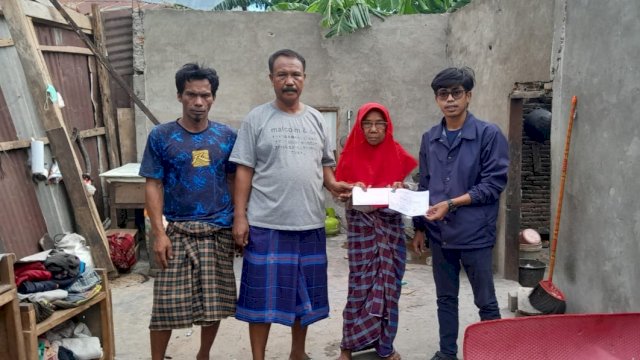 Perwakilan Huadi Group saat memberikan santunan kepada korban musibah angin kencang di Dusun Mawang, Desa Papanloe, Kecamatan Pa'jukukang, Bantaeng, Kamis (8/2/2024). (Foto: Istimewa)