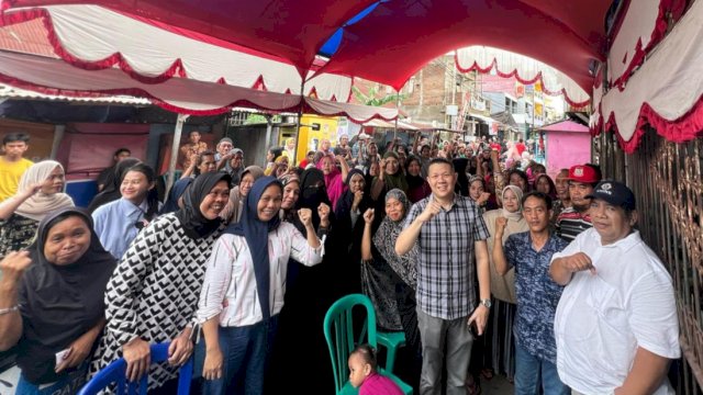 Legislator DPRD Sulsel, Edward Wijaya Horas saat melaksanakan kegiatan pengawasan APBD di Jalan Kandea, Kelurahan Bunga Eja Beru, Kecamatan Tallo, Makassar, Sabtu (27/1/2024). (Foto: Istimewa)