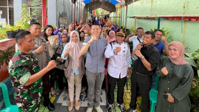 Anggota DPRD Sulawesi Selatan, Edward Wijaya Horas melaksanakan kegiatan pengawasan APBD Sulsel di Jalan Kalimantan, Kelurahan Ujung Tanah, Kecamatan Ujung Tanah, Makassar, Jumat (26/1/2024). (Foto: Istimewa)