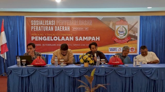 Sekretariat DPRD Kota Makassar saat menyosialisasikan Perda Nomor 4 Tahun 2011 Tentang Pengelolaan Sampah di Grand Asia Hotel, Jalan Boulevard, Makassar, Kamis (8/2/2024). (Foto: Istimewa)