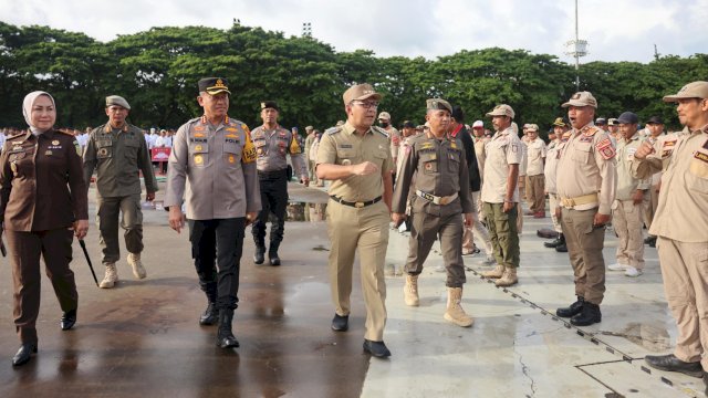 Wali Kota Makassar, Moh Ramdhan Pomanto menghadiri Apel Kesiapsiagaan Satpol-PP dan Satlinmas Kota Makassar Dalam Rangka Pengamanan Pemilu Damai 2024 di Lapangan Karebosi, Senin (12/2/2024). (Foto: Istimewa)