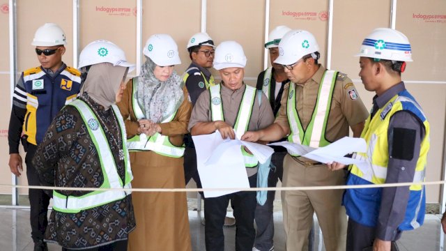 Wali Kota Makassar, Moh Ramdhan Pomanto saat meninjau progres pengerjaan Makassar Government Center (MGC), Selasa (13/2/2024). (Foto: Istimewa)