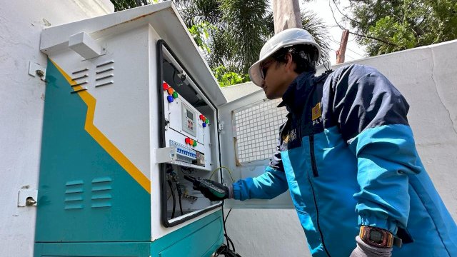 Petugas PLN (Persero) Sulselrabar memastikan pasokan listrik selama tahapan Pemilu 2024 berlangsung. (Foto: Istimewa)