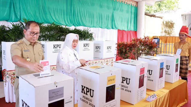Wali Kota Makassar, Moh Ramdhan Pomanto bersama istri saat menyalurkan hak pilihnya di TPS 001, Halaman Masjid Nurul Aqsa, Jl Amirullah, Makassar, Rabu (14/2/2024). (Foto: Istimewa)
