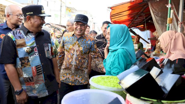 Pj Gubernur Sulsel, Bahtiar Baharuddin bersama Wali Kota Makassar, Moh Ramdhan Pomanto saat meninjau harga komoditi pangan di Pasar Terong, Makassar, Kamis (15/2/2024). (Foto: Istimewa)