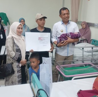 Dua Bayi Lahir di RSUD Andi Makkasau Bertepatan HUT Parepare, Pj Wali Kota Serahkan Bingkisan dan Akte Kelahiran