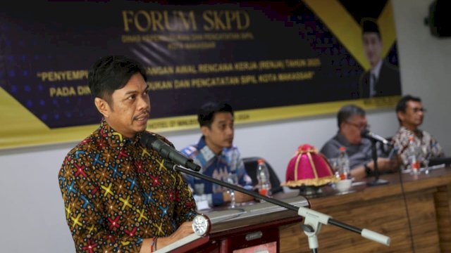 Pj Sekda Makassar, Firman Pagarra saat membuka kegiatan Forum OPD Dinas Kependudukan dan Catatan Sipil (Dukcapil) di Hotel D’Maleo, Makassar, Jumat (16/2/2024). (Foto: Istimewa)