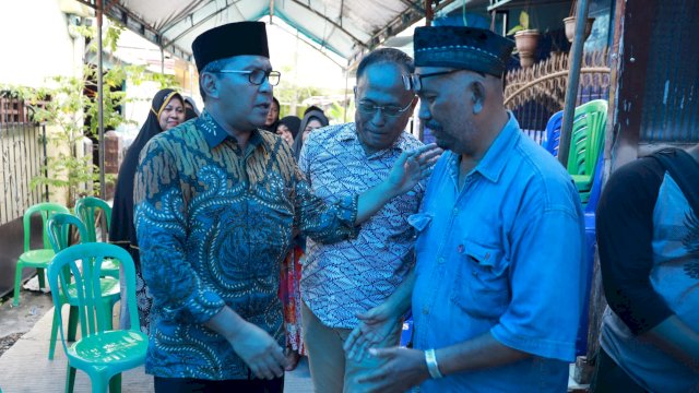 Wali Kota Makassar, Moh Ramdhan Pomanto saat mengunjungi rumah duka petugas KPPS yang meninggal dunia di Makassar, Jumat (16/2/2024). (Foto: Istimewa)
