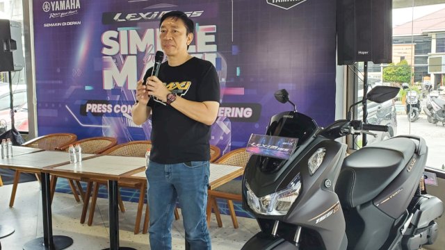 GM Manager PT SJAM, Frengky J Tunandar saat memperkenalkan Yamaha LEXi LX 155 ke konsumen pada event Gathering di Exposed Signature, Kota Makassar, Sabtu (17/2/2024). (Foto: Istimewa)