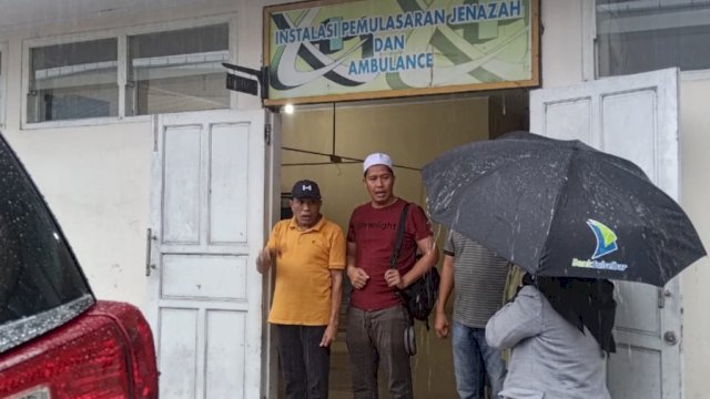Bawaslu Kabupaten Bone mengurus jenazah petugas PKD Desa Tebba, Kecamatan Salomekko yang dinyatakan meninggal dunia, Sabtu (17/2/2024). (Foto: Istimewa)