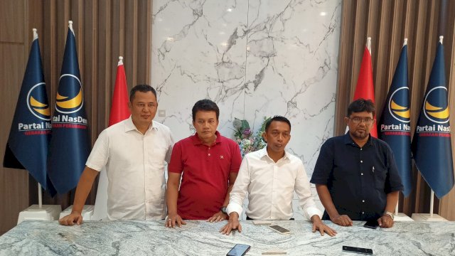 Sekretaris DPW NasDem Sulsel, Syaharuddin Alrif bersama pengurusnya saat memaparkan perolehan kursi Partai NasDem di Pileg 2024 di NasDem Building, Jalan Metro Tanjung Bunga, Makassar, Senin (19/2/2024). (Foto: Istimewa)