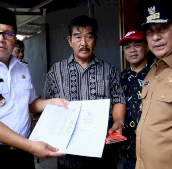 Danny Pomanto Serahkan Akta Kematian dan KK Baru Keluarga Petugas KPPS yang Meninggal Dunia