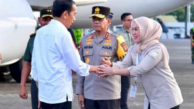 Ketua DPRD Sulsel, Andi Ina Kartika Sari saat menyambut kedatangan Presiden RI, Joko Widodo di Bandara Internasional Sultan Hasanuddin, Kabupaten Maros, Rabu (21/2/2024). (Foto: Istimewa)