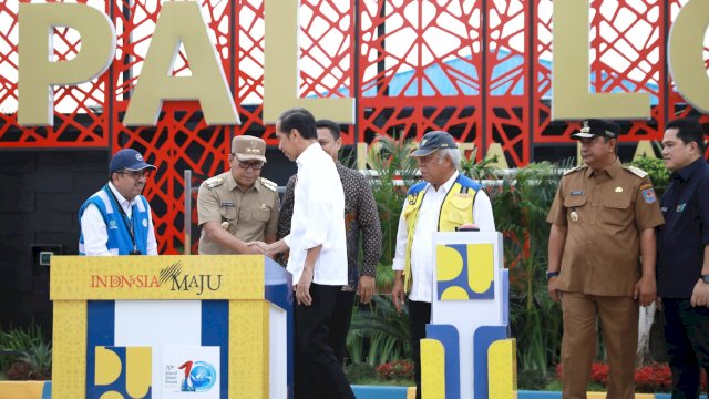 Wali Kota Makassar, Moh Ramdhan Pomanto mendampingi Presiden Joko Widodo saat meresmikan Instalasi Pengelolaan Air Limbah (IPAL) Losari di Kawasan Metro Tanjung Bunga Makassar, Kamis (22/2/2024). (Foto: Istimewa)