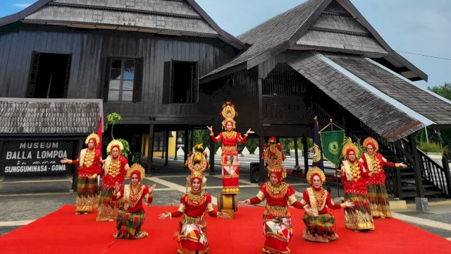 Pengurus PIPAS Sulsel saat melakukan pengambilan video di Pelataran Musuem Balla Lompoa, kemarin. Menampilkan gerakan tari, hal tersebut sebagai bentuk mempromosikan warisan budaya melalui tarian lokal daerah, hingga museum. (Dok. PIPAS Sulsel)