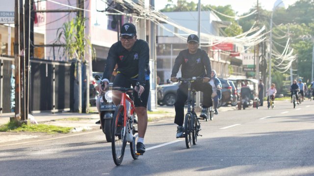 Wali Kota Makassar, Moh Ramdhan Pomanto ikut berpartisipasi dalam Fun Bike menyemarakkan HUT Polisi Militer Angkatan Laut (POM AL) ke-78, Minggu (25/2/2024). (Foto: Istimewa)